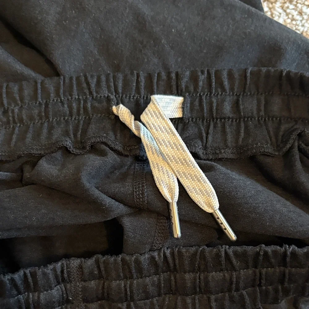 Vuori women’s Black boyfriend Jogger Pants medium - Picture 3 of 4